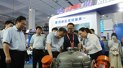 中原農(nóng)谷第二屆振動(dòng)機(jī)械產(chǎn)業(yè)博覽會(huì)盛大開幕，新鄉(xiāng)市長(zhǎng)魏建平親臨高服展區(qū)指導(dǎo)工作