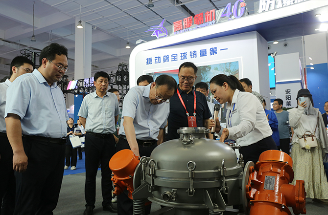 中原農(nóng)谷第二屆振動機械產(chǎn)業(yè)博覽會盛大開幕，新鄉(xiāng)市長魏建平親臨高服展區(qū)指導工作